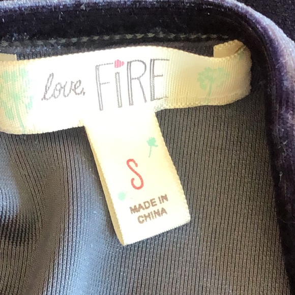 Love Fire velvet fitted top with keyhole back - Picture 5 of 7